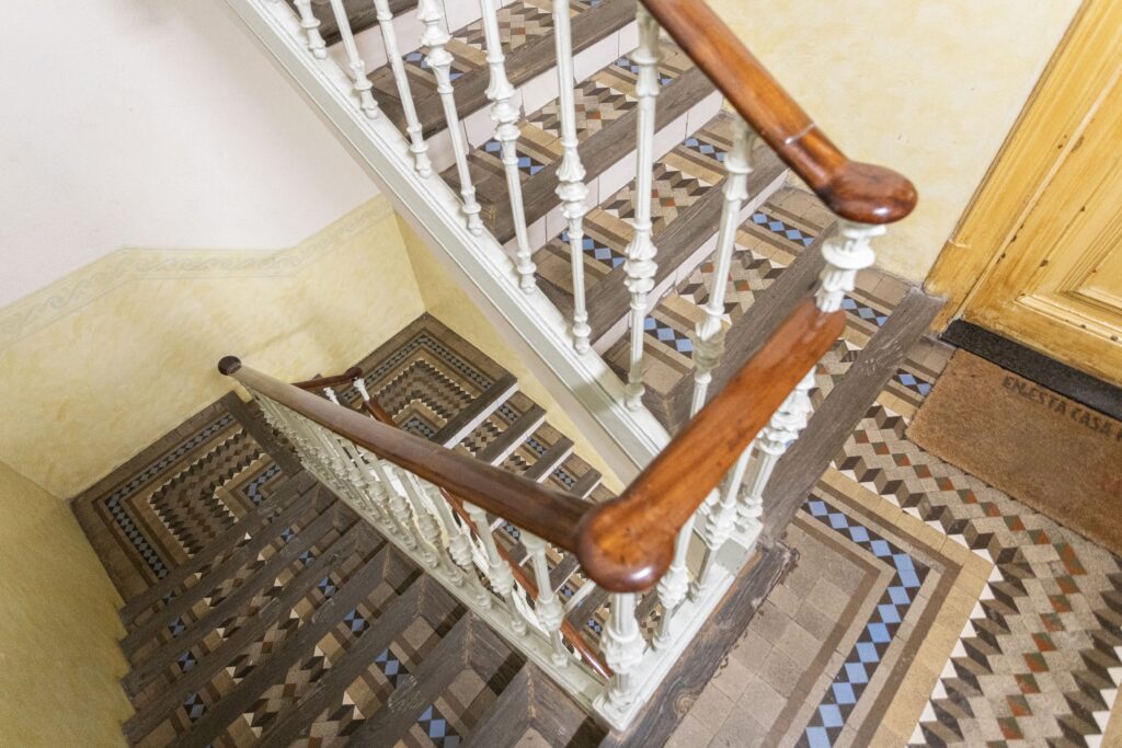 escalera que pertenece a las zonas comunes de un edificio modernista de barcelona